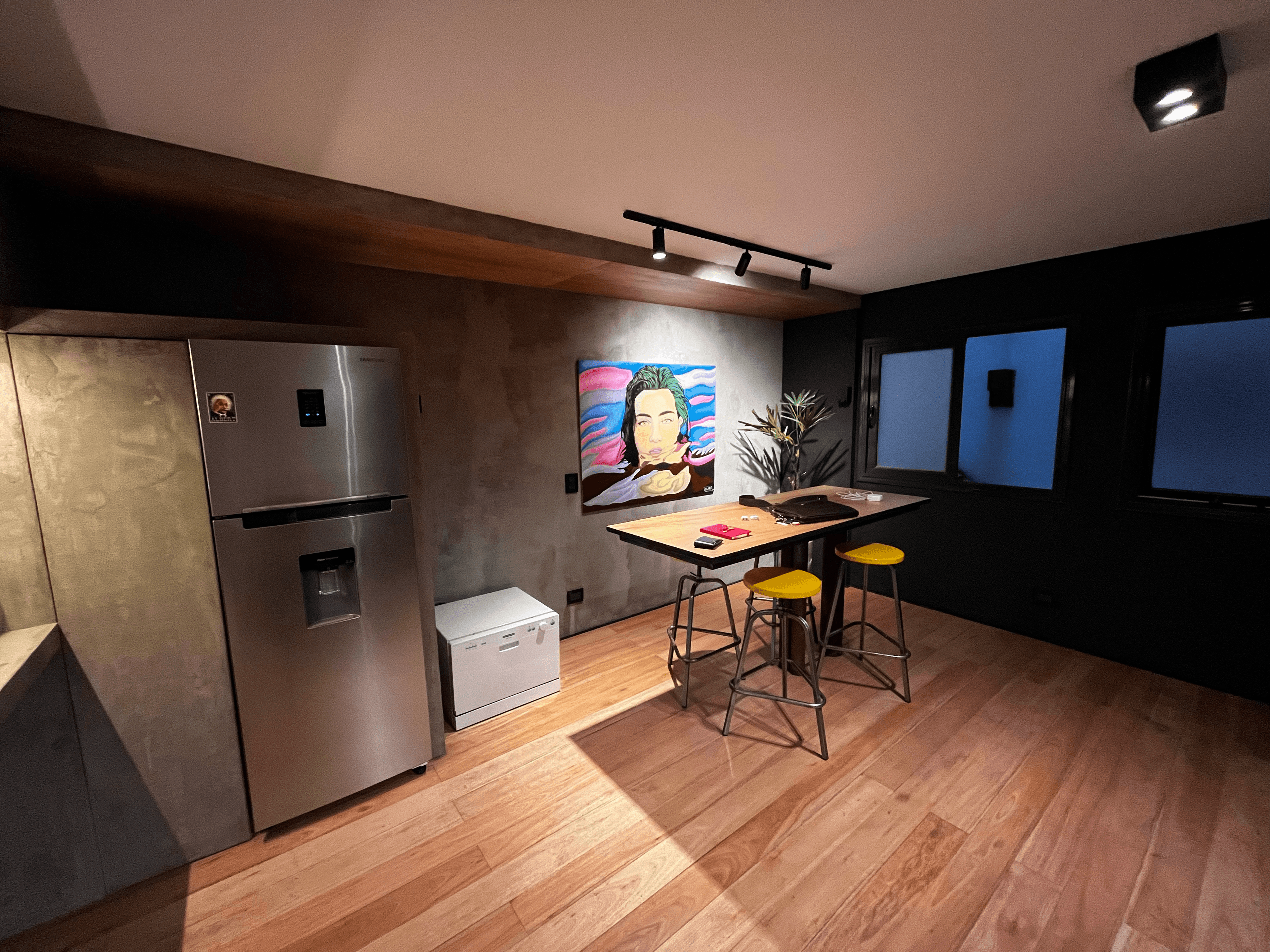 Mesa voladora del loft en la zona de cocina