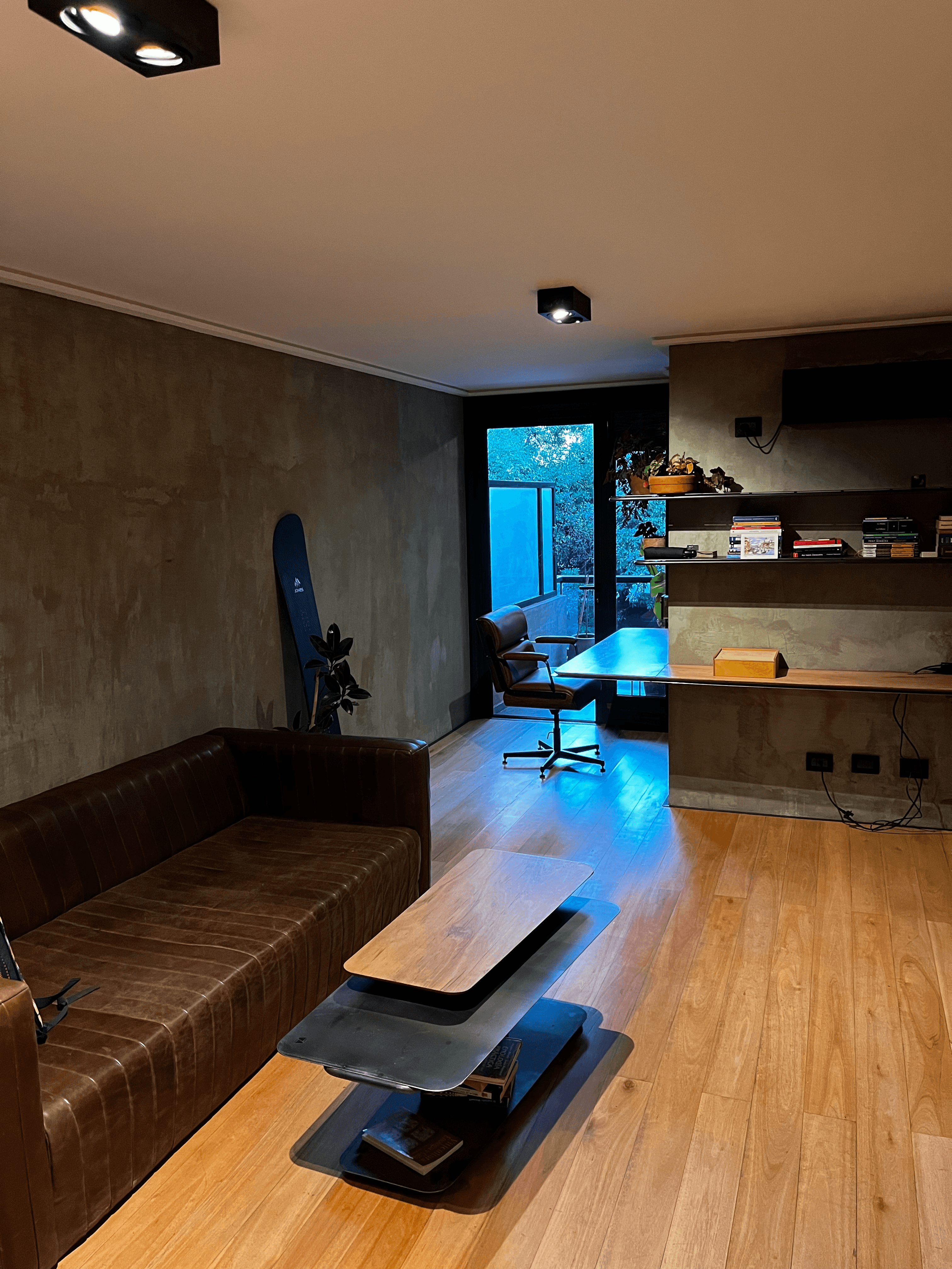 Vista general del loft con living, trabajo y salida al balcón