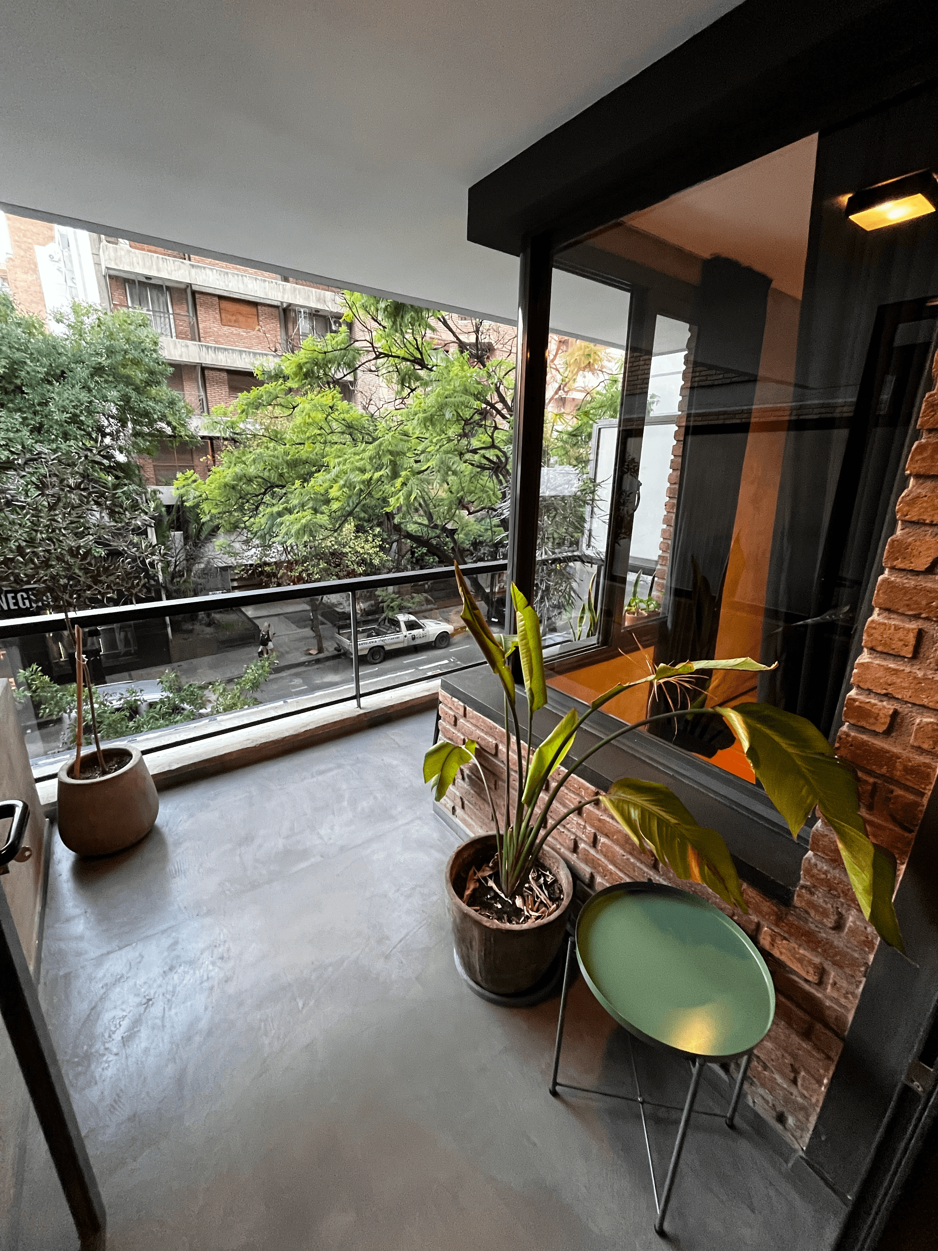 Balcón con vista verde y luz natural