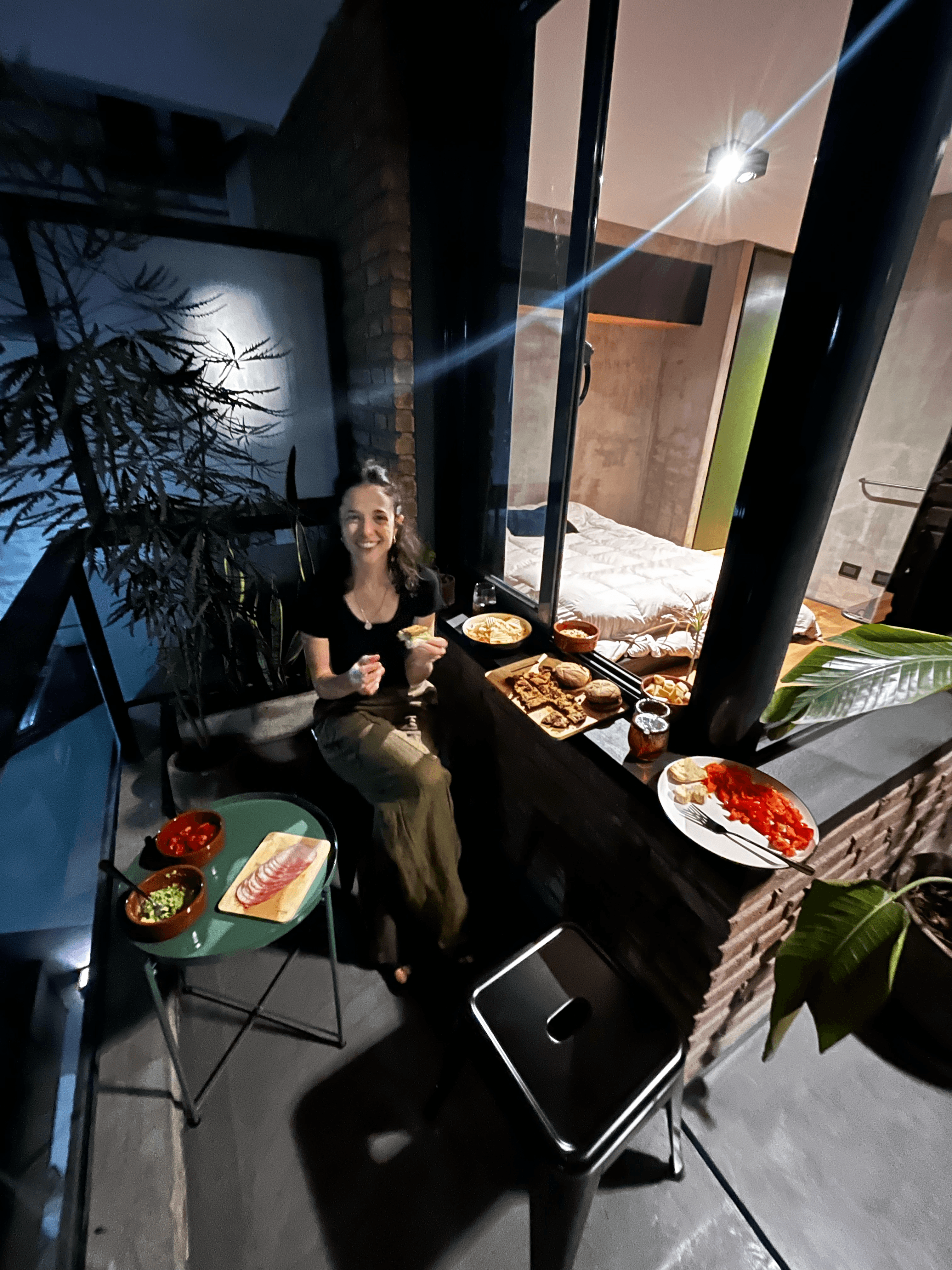 Balcón del departamento con vista arbolada