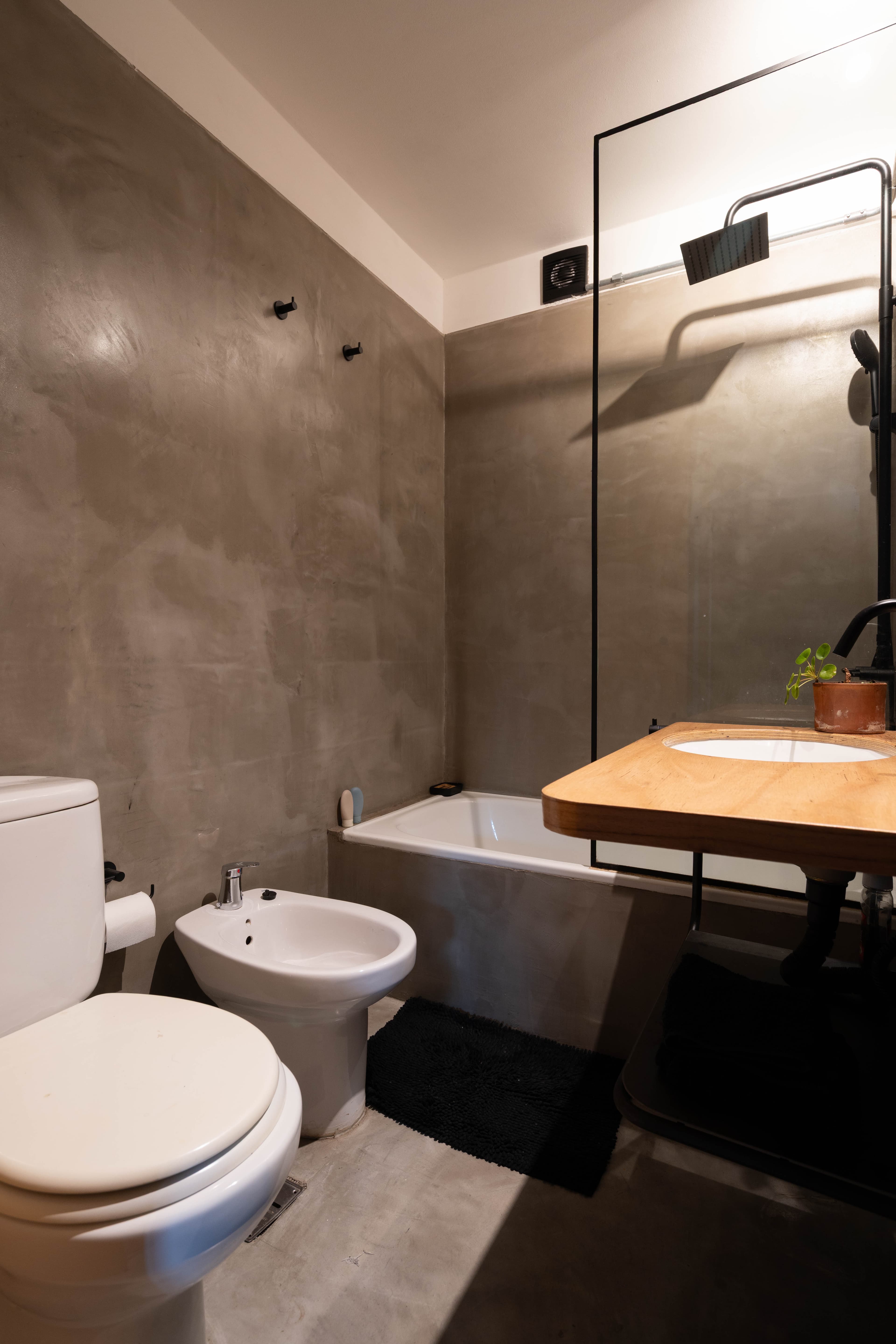 Baño con inodoro, bidet y bañera