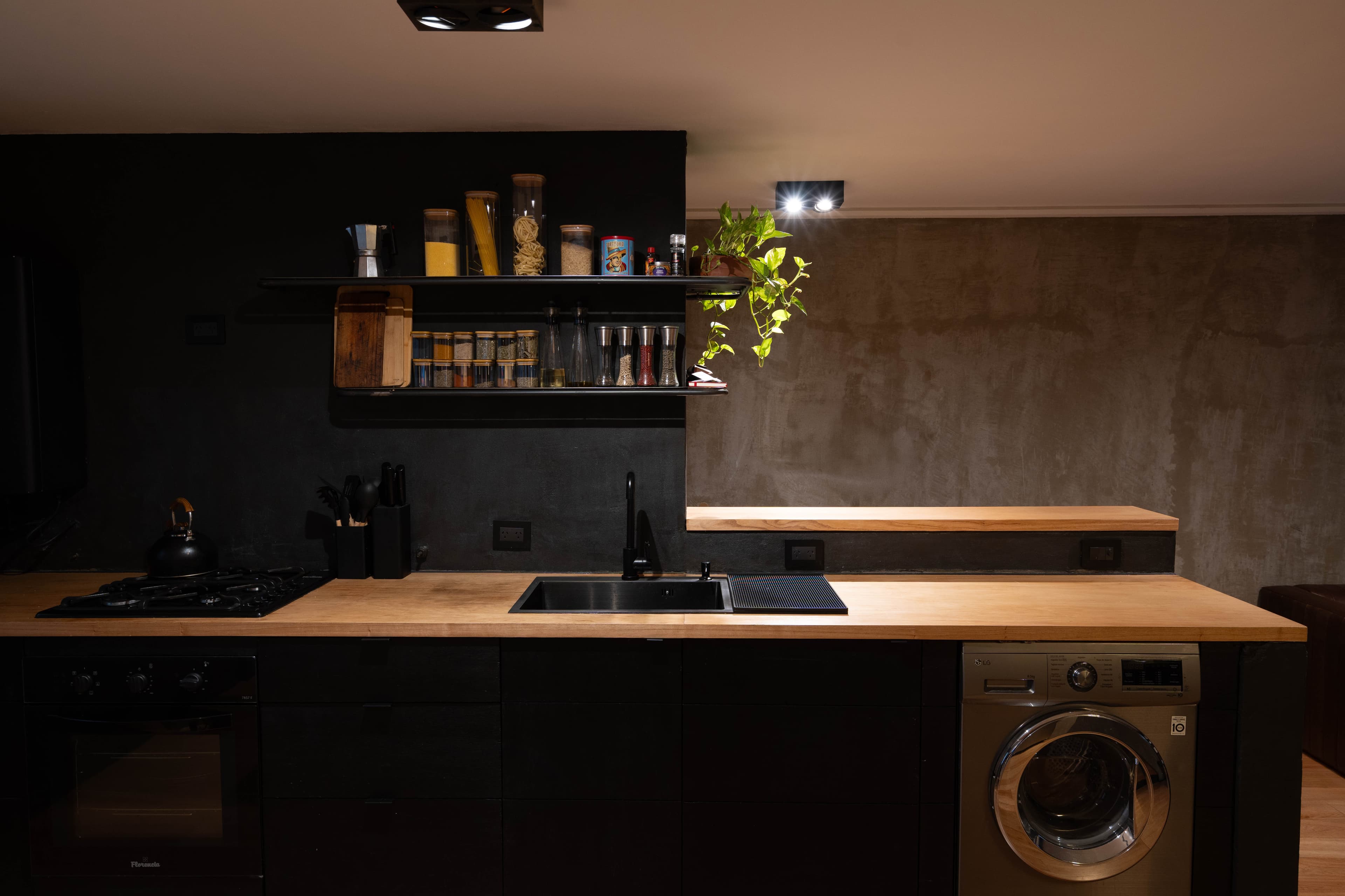 Cocina completa con mesada de madera y bacha negra