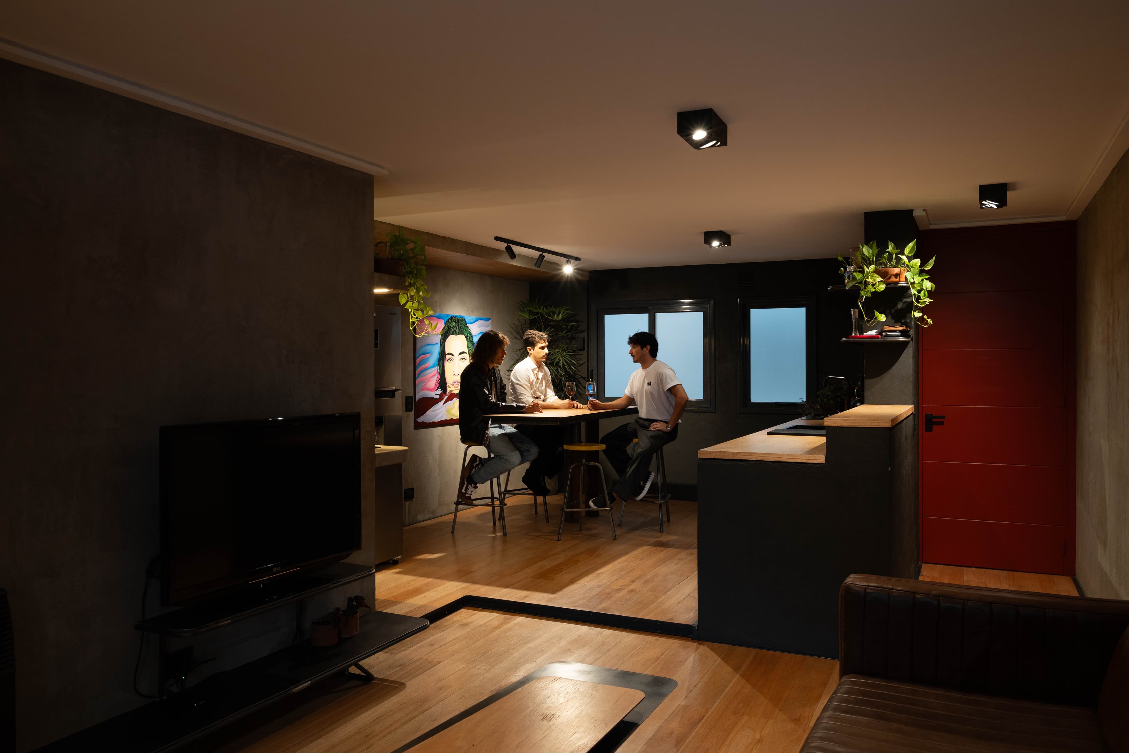 Tres personas compartiendo en el departamento