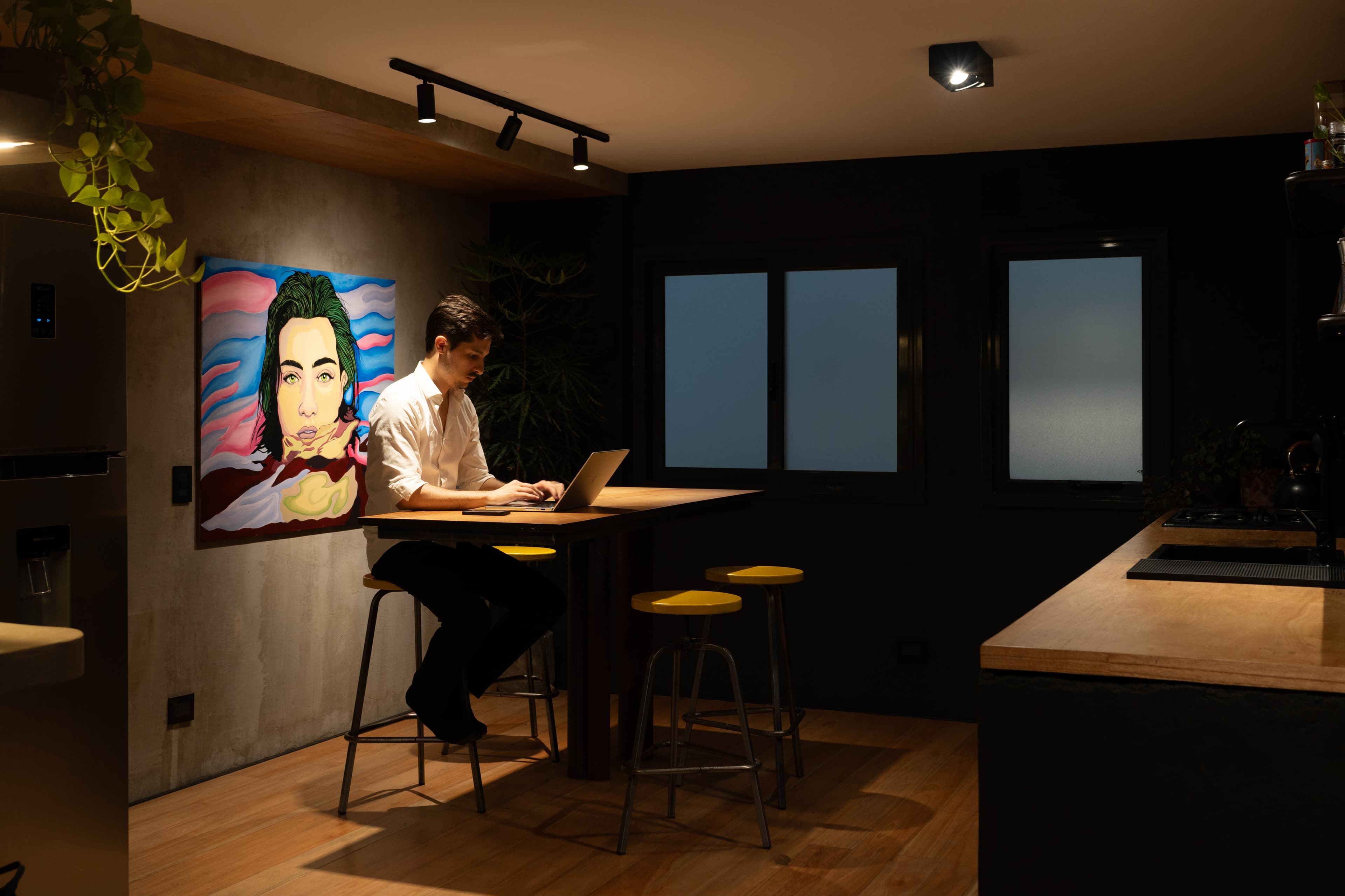 Persona trabajando en la mesa flotante del comedor